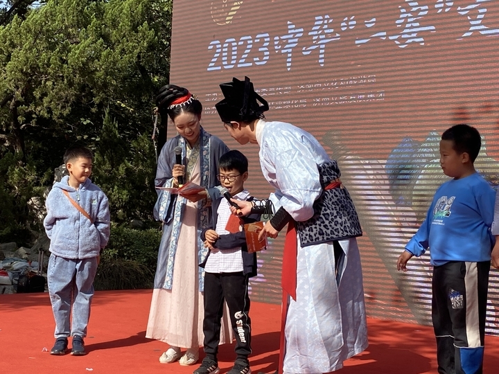 “明湖秋闱”飞花令环节，初三女生一口气背出15句诗