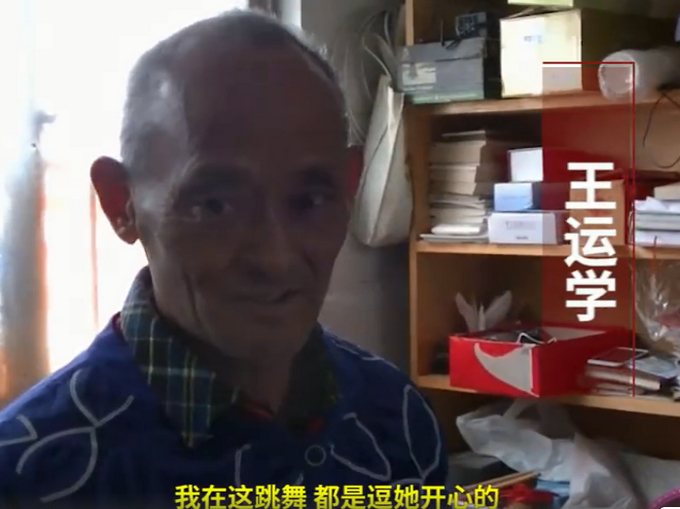 白首不相离！6旬大爷扮女装为患病老伴表演，这就是爱情真正的模样！