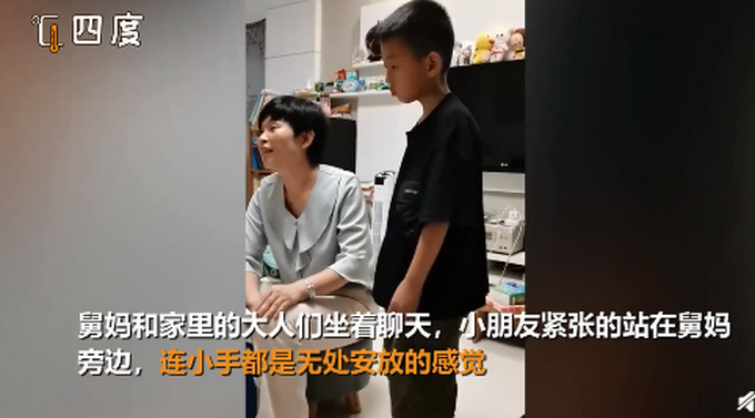 小朋友去班主任家走亲戚站立难安 表情紧张更是让人忍俊不禁