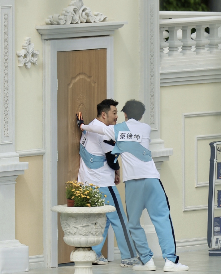 蔡徐坤穿运动服清爽活力 “壁咚”沙溢十分霸气