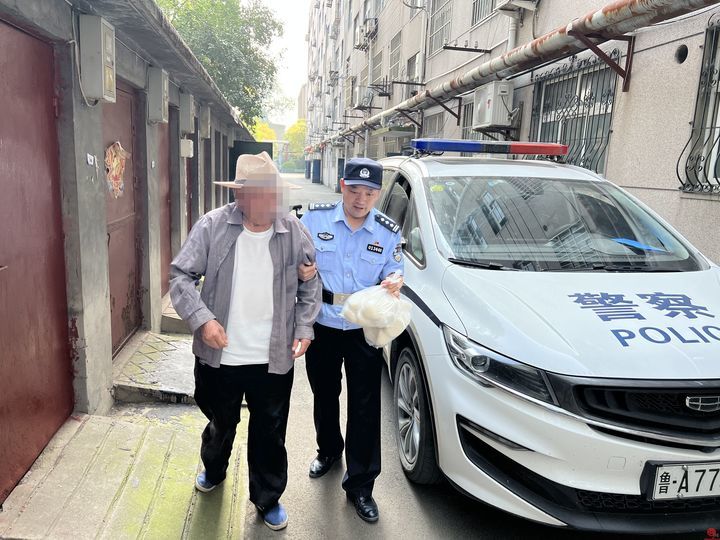 中秋节老人外出购物摔倒民警暖心救助护送返家