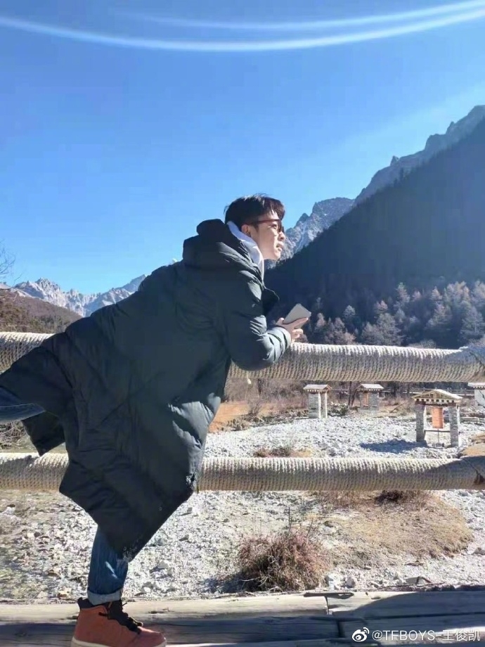王俊凯晒与刘昊然董子健旅行库存照 5G冲浪在线玩梗