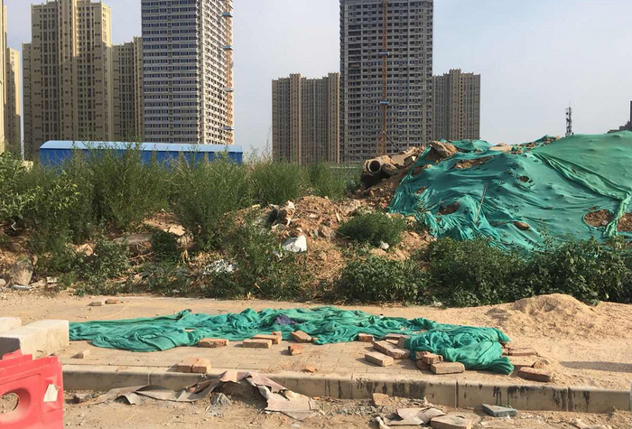 【啄木鸟在行动】魏华西路和腊山西路交汇处渣土覆盖不全