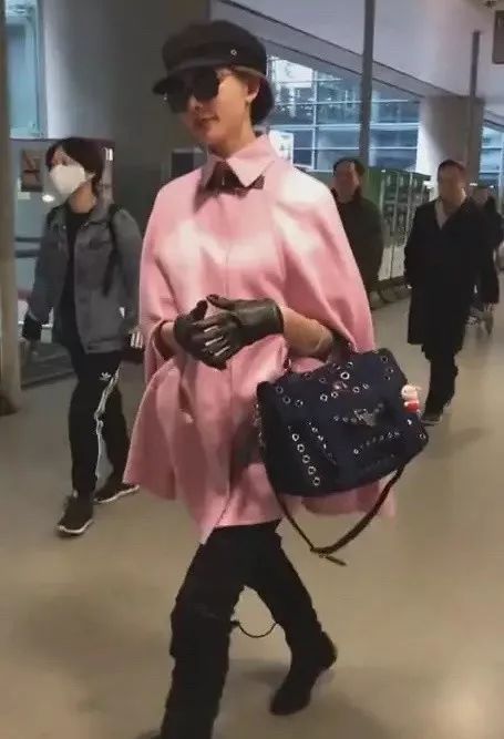 林志玲婆家归来孕相明显？走路小心翼翼，穿斗篷少女心爆棚