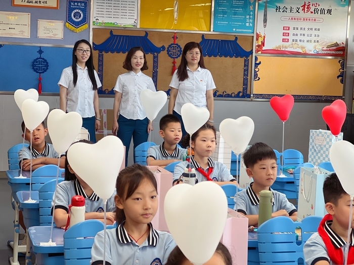 千人放飞纸飞机，这所学校的开学典礼“泰酷辣”