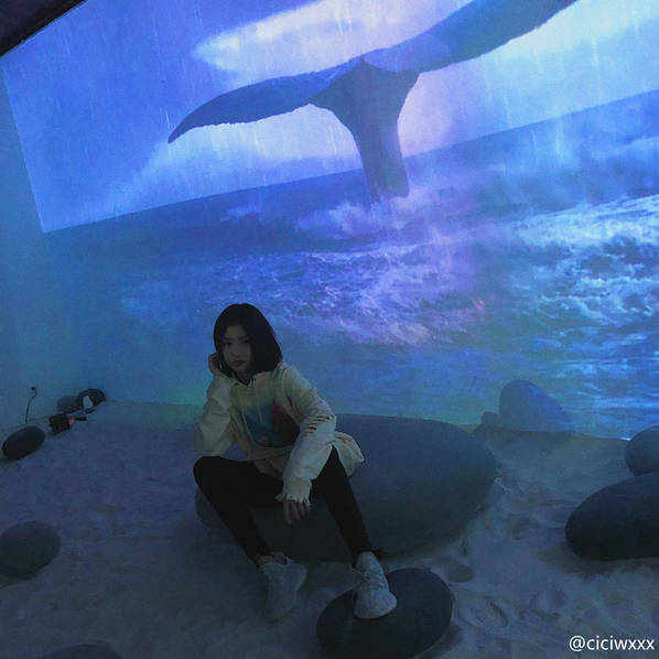 汪峰长女晒短发美照 章子怡“威胁”：再剪短打屁股