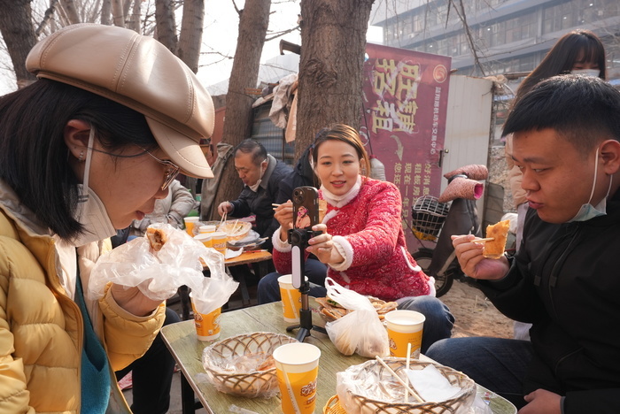 跟着记者逛大集丨品美食、购年货，一起打卡“蓝翔路大集”