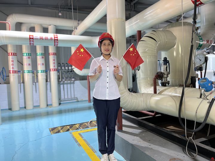 我与国旗合张影”能源热力人定格最美“中国红” 传递浓浓爱国情