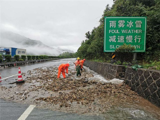 排水沟冲下大量石子 幸好杭州高速交警及时发现成功处置