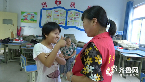 61秒｜长大后我就成了你！滨州10岁小姑娘暖心黑板报让无数人动容