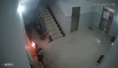 又一起！电动车电池在电梯内燃爆，浓烟滚滚......