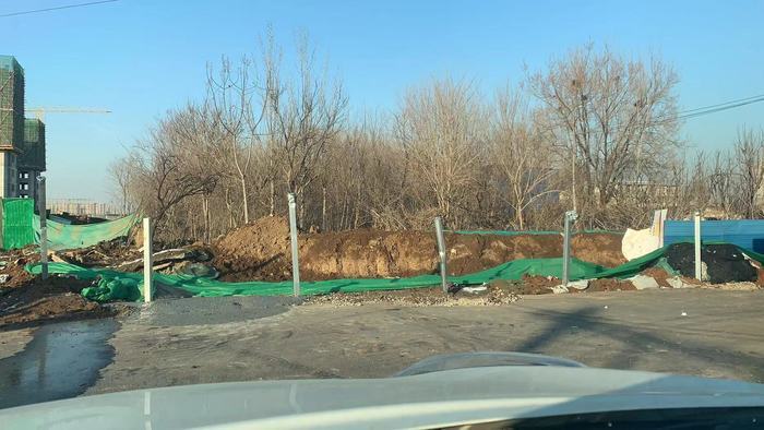 【啄木鸟在行动】济南市历下区智远街道办事处姜家庄有大片渣土裸露