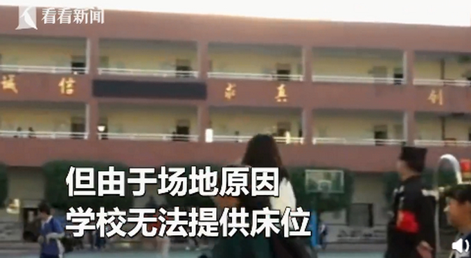 学生趴课桌午休要收300块管理费，哪里来的底气？校方回应了