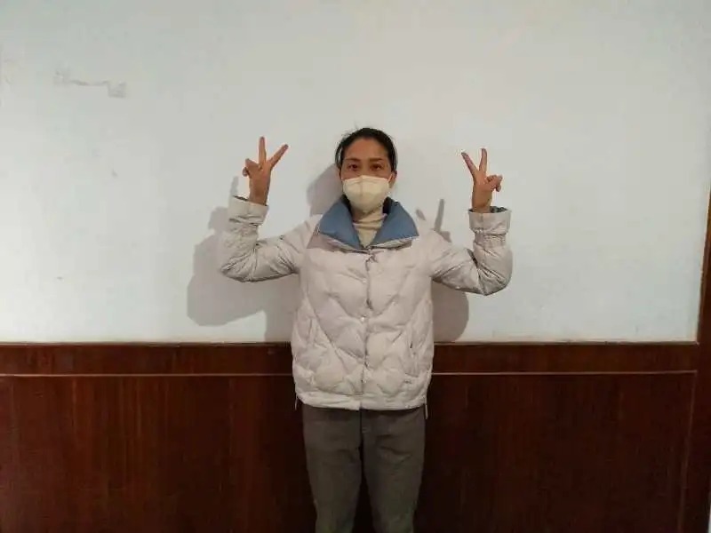 隔空照丨那个不让记者播自己姓名的90后，和妈妈同框啦！