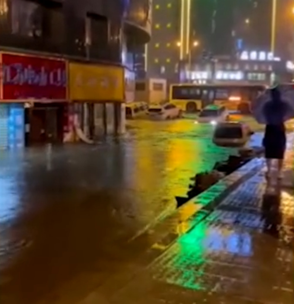 长沙突降暴雨 有门店被淹近半 地库漏水积水淹没轮胎