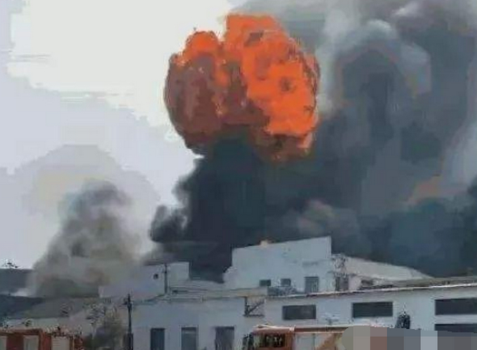 迷惑！有灭火器不用，员工救火用嘴吹，火灾事故致19人遇难