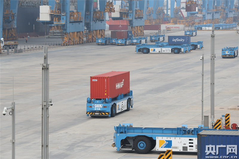 【我爱这片蓝色的国土】青岛港机器人“当家” 打造“聪明”码头