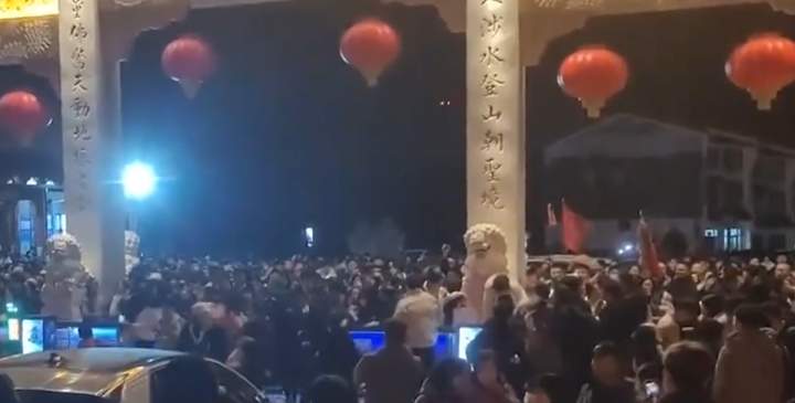 “脚尖贴脚后跟”！游客9块9夜爬古武当山被挤爆