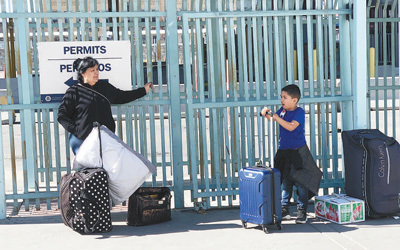 美墨边境一边检站关押大量非法移民 一牢房有20个孩子