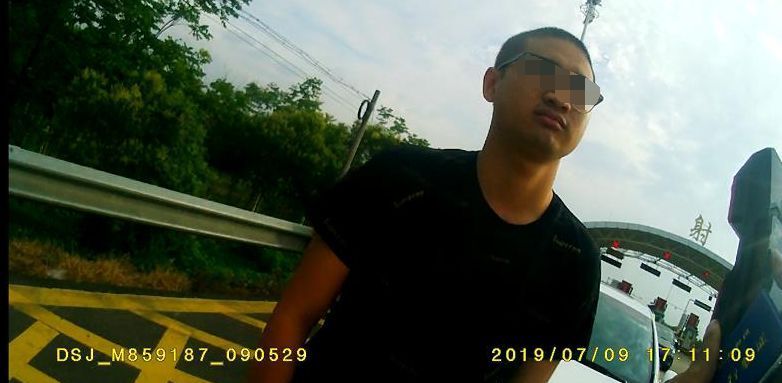 95后小伙称“感情受打击了……” 民警：你生长有点快啊！