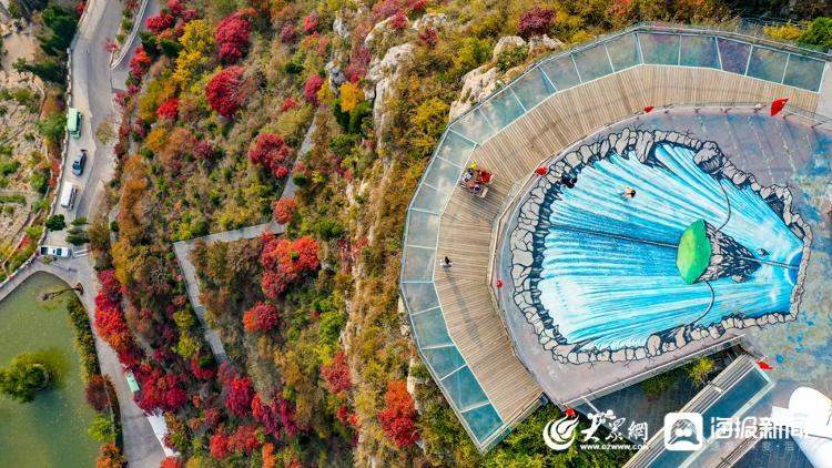当秋色遇见玻璃栈道 淄博潭溪山宛如调色盘