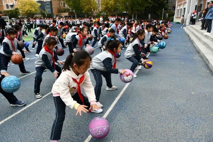 学长助力开心童年！让学生盼望许久的运动会是什么样的？