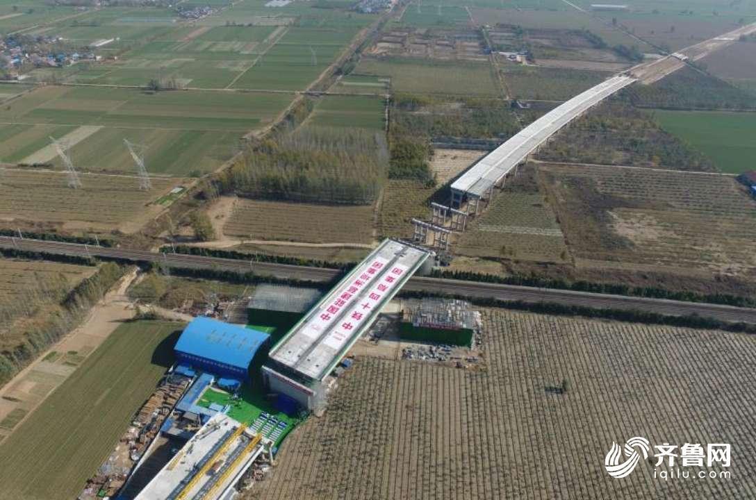 历时60分钟！枣菏高速跨京九转体桥顺利完成转体