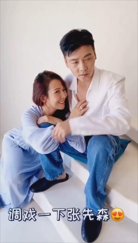 张晋|齁甜！蔡少芬“调戏”张晋狂秀恩爱，亲密互动遍洒狗粮