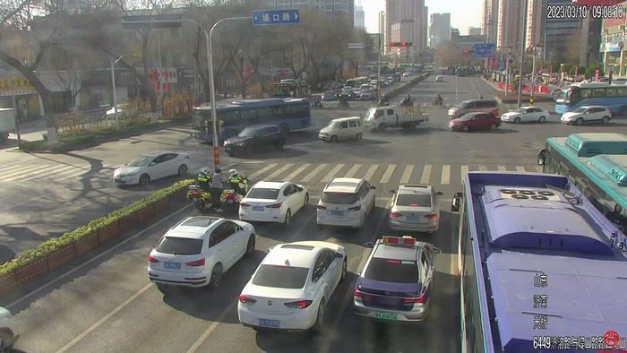 再辟生命通道！济南交警铁骑火速护送羊水破裂孕妇就医