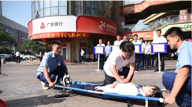 百名青年记者走基层丨场街道办事处举办消防安全应急演练，提升应急处置能力