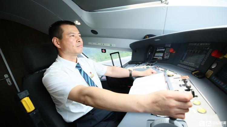 红动齐鲁丨全国优秀共产党员薛军：开火车37年，永远为身后的乘客安全负责