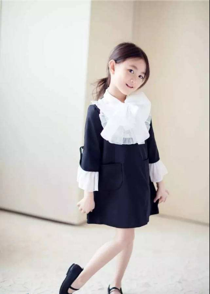 李小鵬7歲女兒奧莉近照變化好大，身材清瘦氣質好出眾