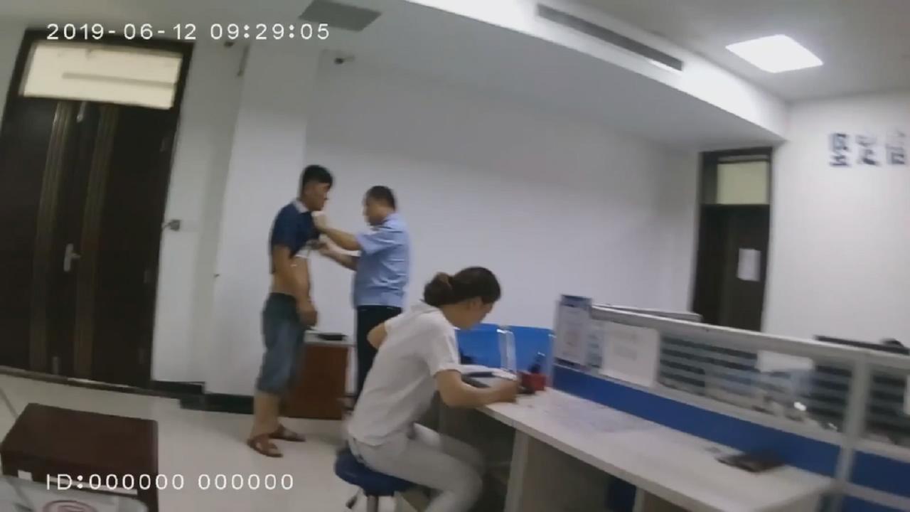 抓现行！菏泽一男子驾考科目一带电子设备作弊