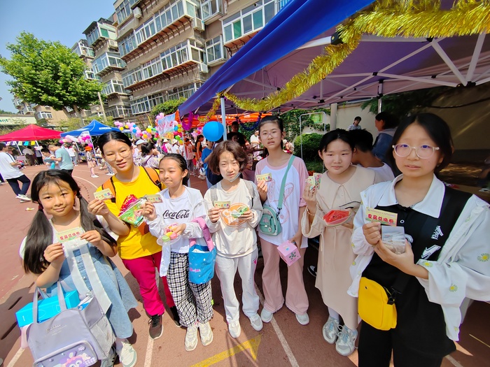 六一当天,这家学校被人装修成了游乐场