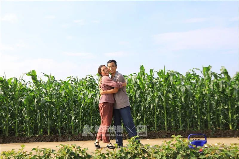 农民夫妻跳“鬼步舞”火了，背后的故事超暖心