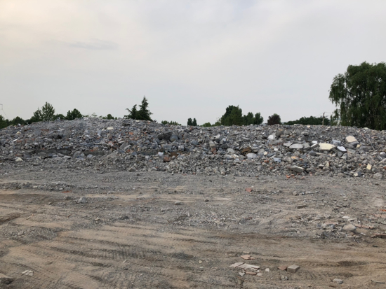 【啄木鸟在行动】102省道与济南大东环高速交汇处附近有建筑垃圾露天堆放