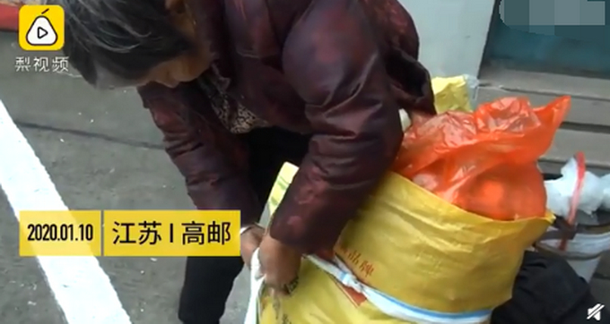 沉甸甸的爱！70岁老人跨千里为孙子带数十斤蔬菜：我没钱给他