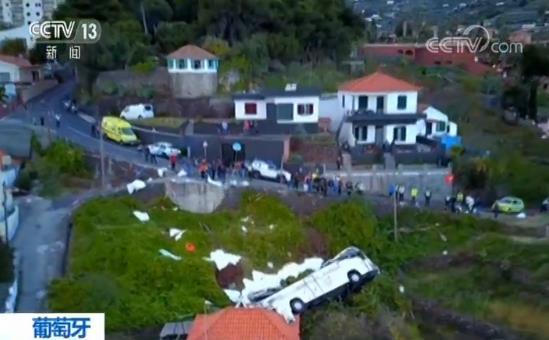旅游大巴翻车侧翻坠落山坡撞上一栋民宅 至少29人死亡