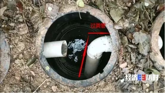 扒掉老厕所，却盖了假厕所！为应付上级检查村干部竟……