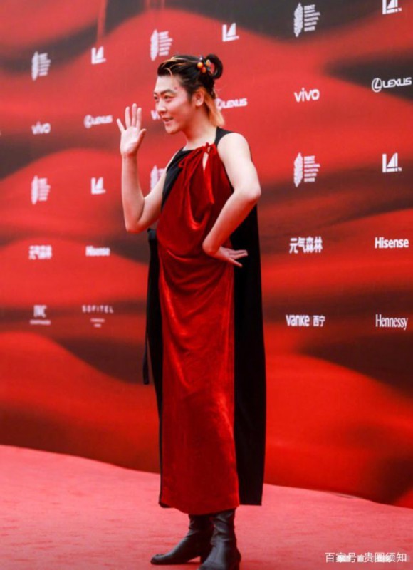 姜思达回应红毯造型|【大胆搏出位】姜思达回应红毯造型上热搜 纯素颜COS哪吒造型不输陈志朋