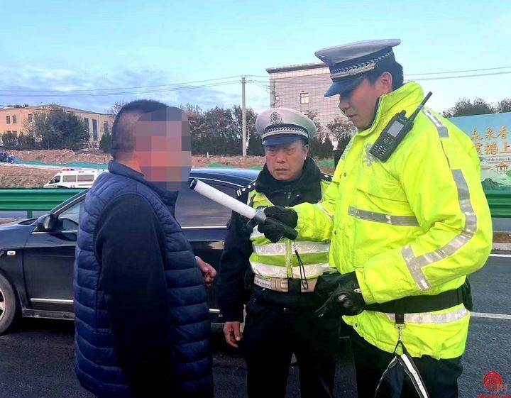 济南交警查获一辆故障轿车司机酒后驾驶