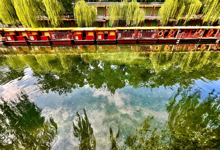 谁打翻了调色盘 一半落入水面 一半铺满天边