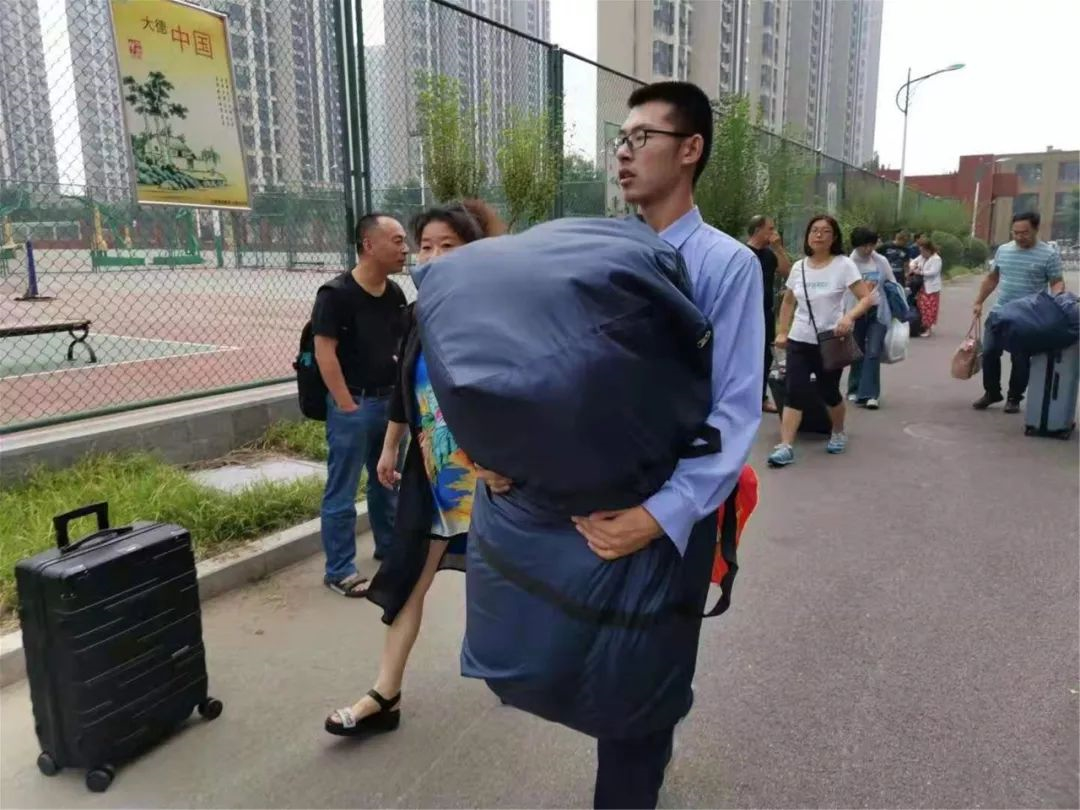 抢先看！山东多地中小学新生陆续报到 记者探营新生报到现场