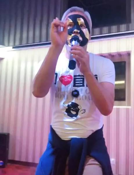 张庭老公林瑞阳敷面膜为员工训话 又扭又跳超卖力
