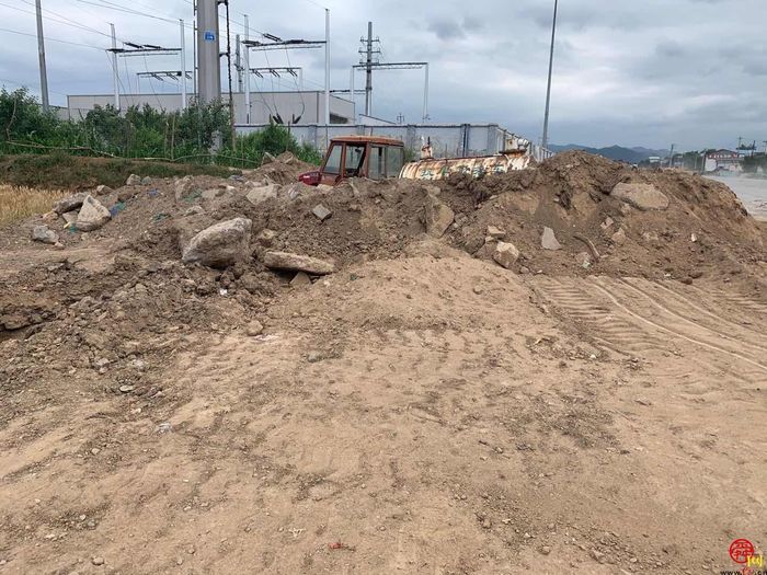 【啄木鸟在行动】于家埠公交站附近渣土裸露 防尘措施有待加强