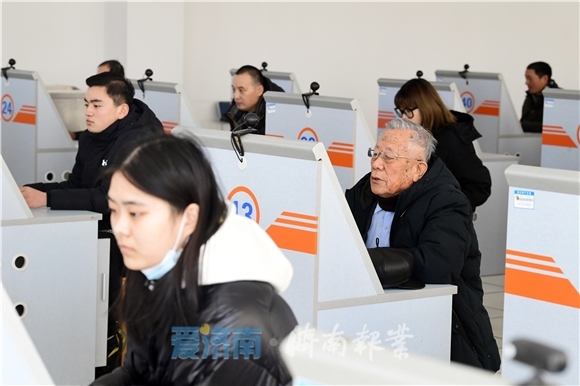 年龄83、 用时40分钟、得分95，山东省年龄最大驾考生顺利通过科目一测试 考驾照后最大愿望是“自驾游全国”