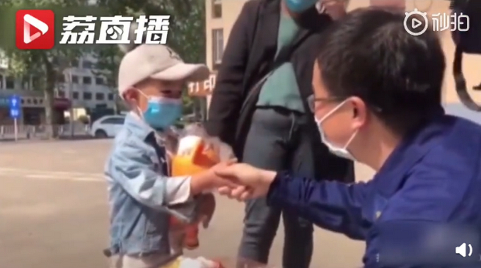 3岁娃给救他的消防员送蛋糕，网友：好暖，每次出警都要平安归来
