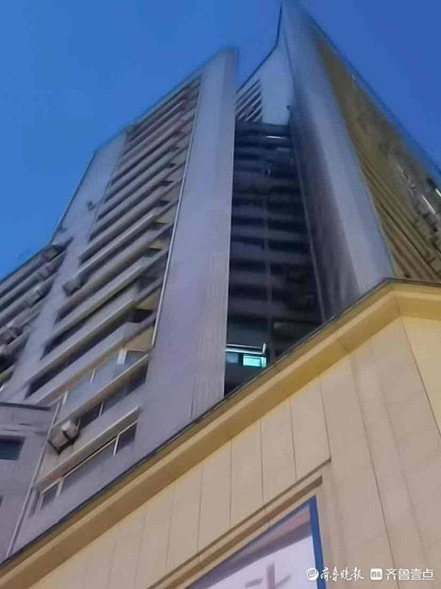 青岛一16岁学生高空扔下一包复印纸，67岁女子被砸中死亡