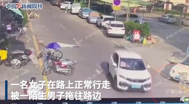 广东顺德一男子当街按倒女子猥亵 警方:已刑拘！