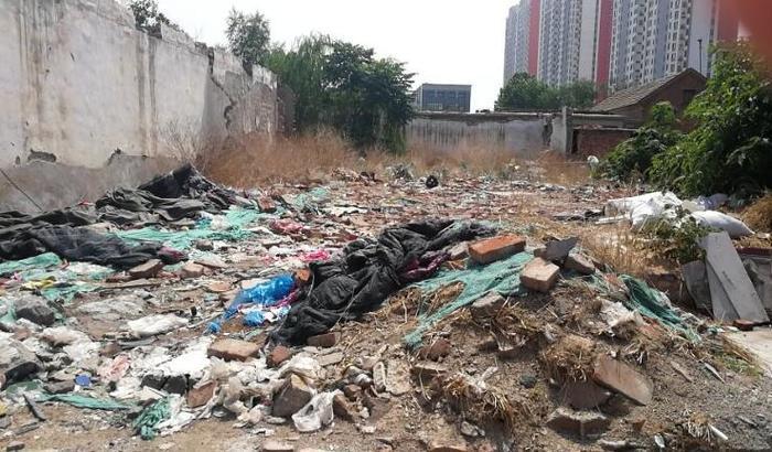 【啄木鸟在行动】槐荫区匡山大街与二环西路口往西150米附近渣土裸露